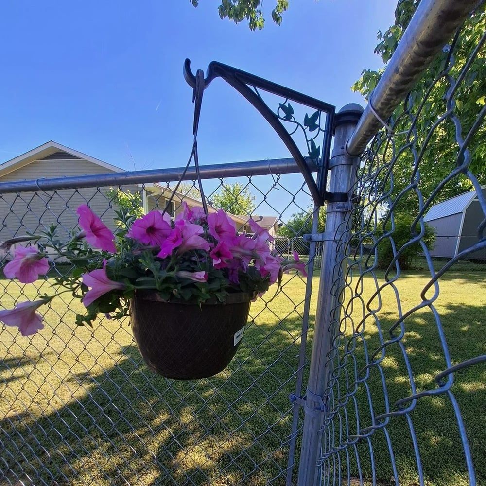 Plant hanger for fence posts — Tool-free outdoor plant holder Homezys
