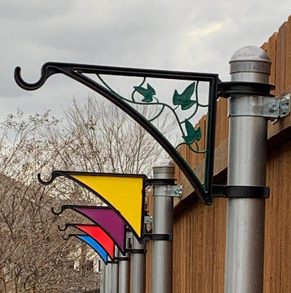 Plant hanger for fence posts — Tool-free outdoor plant holder Homezys
