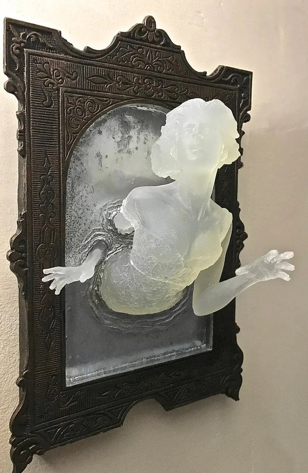 GhostMirror™ — Eerie 3D Glow that Haunts Mivoza Deutschland