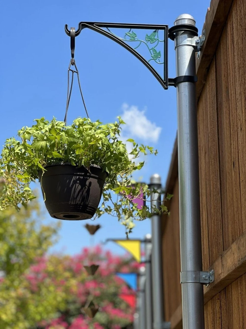 Plant hanger for fence posts — Tool-free outdoor plant holder Homezys