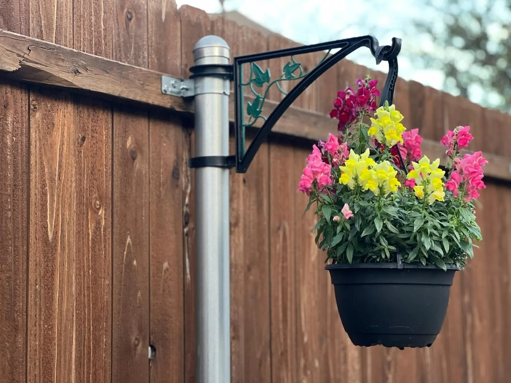 Plant hanger for fence posts — Tool-free outdoor plant holder Homezys