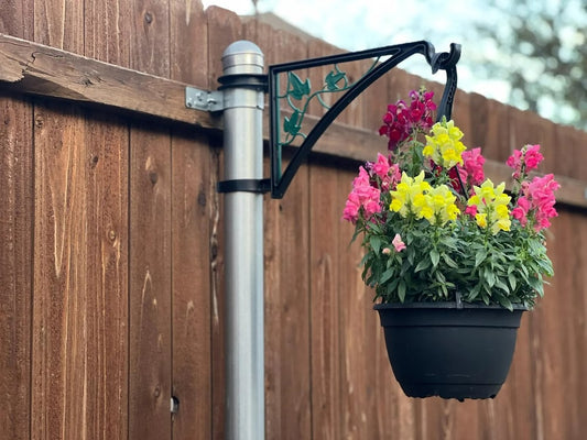 Plant hanger for fence posts — Tool-free outdoor plant holder Homezys
